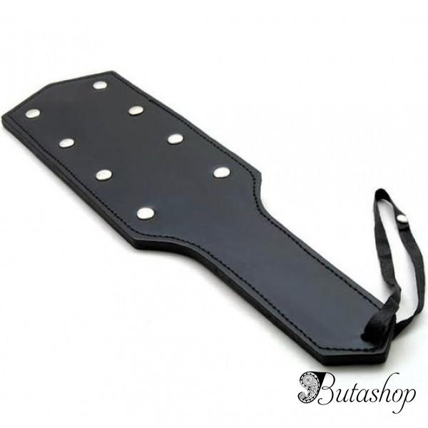 Черная кожаная шлепалка с восемью металлическими заклепками - www.butashop.com